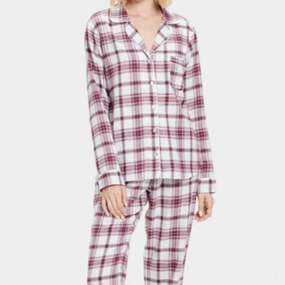NEW UGG pajamas set with matching socks o
